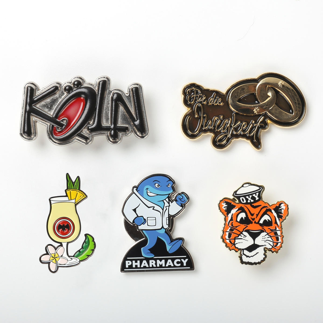 Fournisseur d'or Chine personnalisé bon marché sur mesure en métal 3D titulaire beau badge épinglette coloré