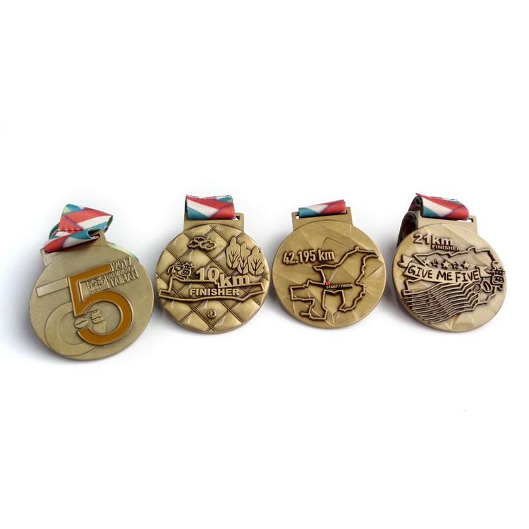 Médaille de carnaval colorée personnalisée bon marché promotionnelle avec ruban Médaille de prix de football à double logo plaqué 3D personnalisée avec ruban La