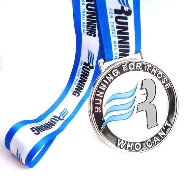 Médaille 2023 d'insigne de médaille de fleurs d'étoile de gaufrage en métal plaqué par longe rouge d'usine de la Chine