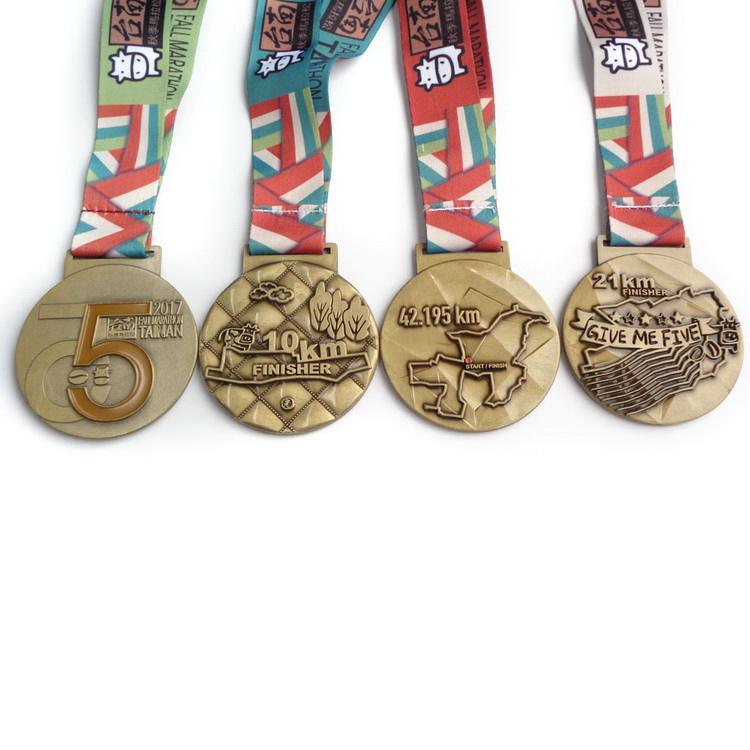 Médaille de carnaval colorée personnalisée bon marché promotionnelle avec ruban Médaille de prix de football à double logo plaqué 3D personnalisée avec ruban La