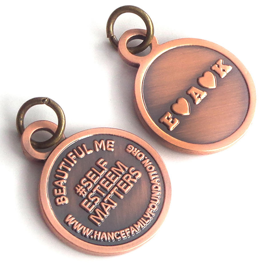Logo personnalisé de gros d'usine d'OEM gravé de petites étiquettes en métal personnalisées pour les bijoux