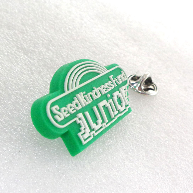 Insigne en silicone souple bon marché personnalisé en vrac personnalisé OEM