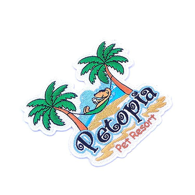 Patch de presse à chaud de patch de broderie personnalisé de prix bon marché pour les patchs uniformes de vêtement avec le paquet de sac dans différentes tailles