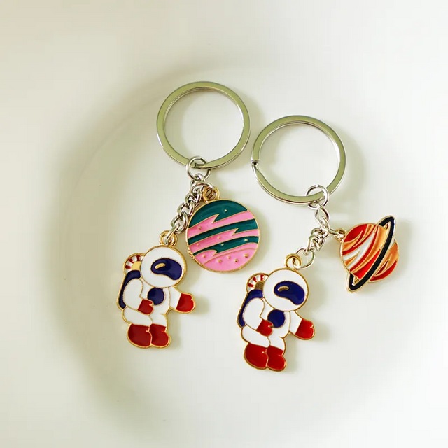 Porte-clés en émail avec logo personnalisé en gros Porte-clés en métal Porte-clés astronaute mignon