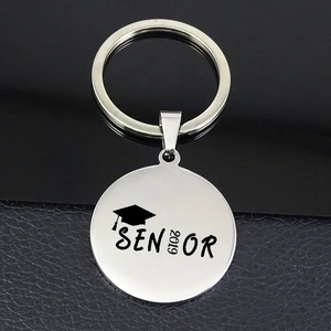 Porte-clés en fer personnalisé en gros Logo porte-clés en acier inoxydable Dog Tag Graduation Keychain