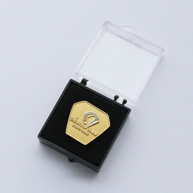 Les épinglettes personnalisées en métal de haute qualité peuvent être utilisées pour les vêtements d'art populaire