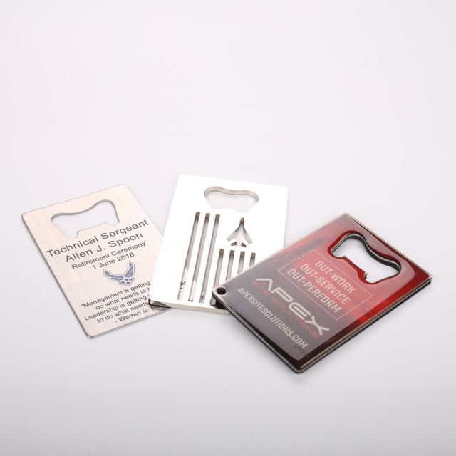 Ouvre-bouteille de bière de carte en métal en alliage de zinc créatif multifonctionnel personnalisé en gros d'usine